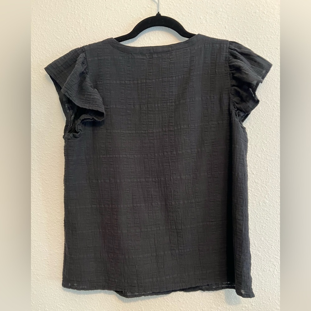#578 Evereve Roan and Ryan black Gauze flutter sleeve keyhole top size S - Picture 3 of 5